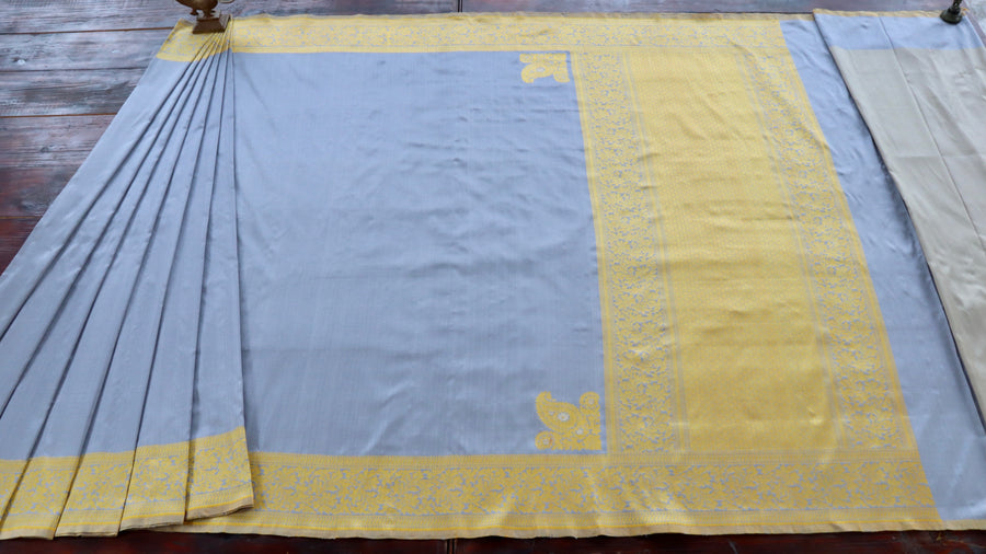 Border close-up on Light Blue Kuniya Banarasi saree