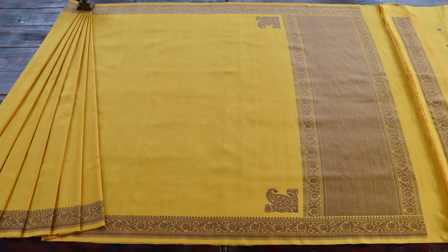 Border close-up on Yellow Kadhua Kuniya Banarasi saree