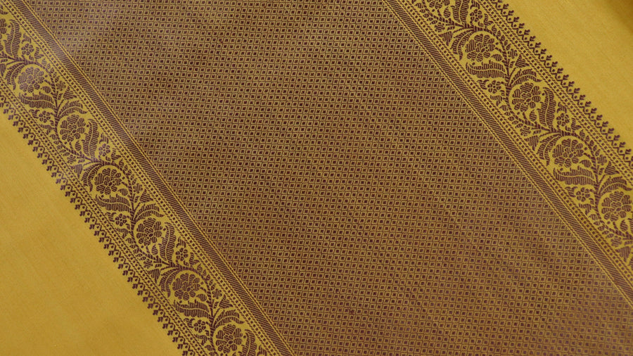 Silk texture of Yellow Kadhua Kuniya Banarasi saree