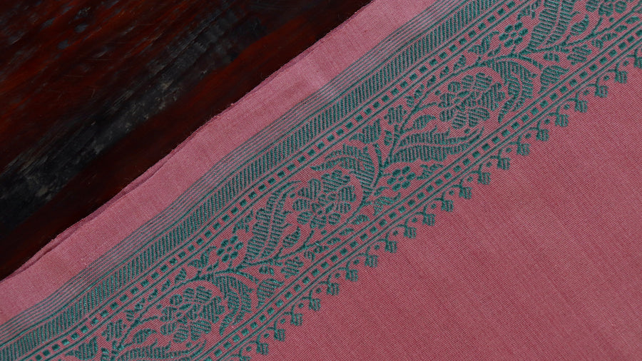 Colour close-up of Pink Kuniya Banarasi saree