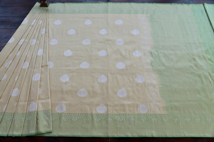Border close-up on Ivory Green Tanchoi Banarasi saree