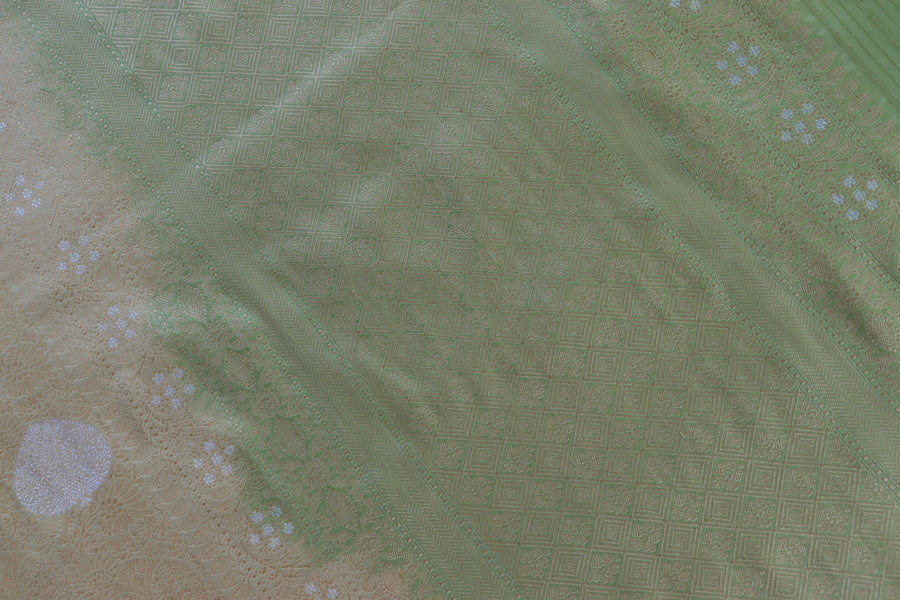 Silk texture of Ivory Green Tanchoi Banarasi saree