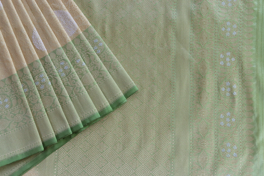 Colour close-up of Ivory & Green Tanchoi Banarasi saree
