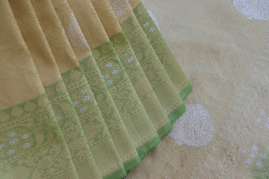 Pallu detail of Ivory & Green Tanchoi Banarasi saree