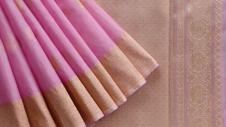 Pleat detail of Pink Kairy Buti handloom Banarasi saree