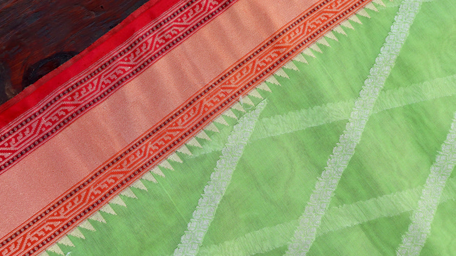 Multicoloured Aada Kadhua Banarasi saree — selvedge detail